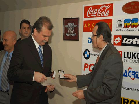 Membri ai Clubului Aristocratic Rapid la o întâlnire a clubului, fotografia 18