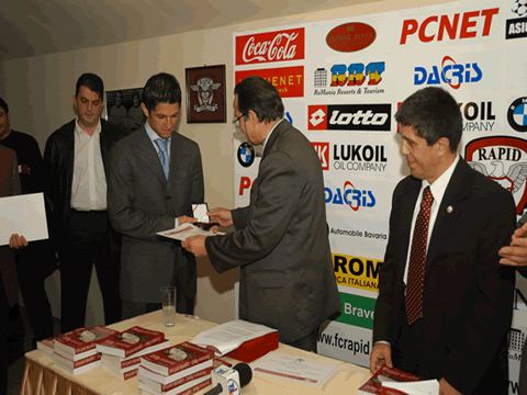 Membri ai Clubului Aristocratic Rapid la o întâlnire a clubului, fotografia 20