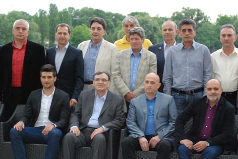 Membri ai Clubului Aristocratic Rapid la o întâlnire a clubului, fotografia 35